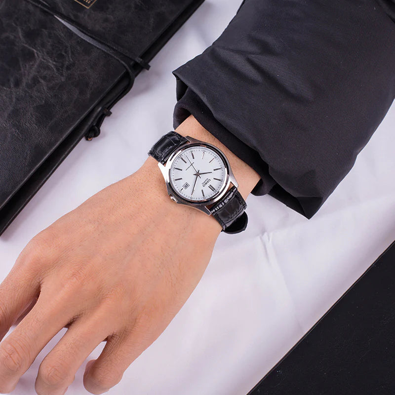 Reloj Casio MTP-1183E-7A Correa de Cuero Negro Esfera Blanca Clásico Elegante