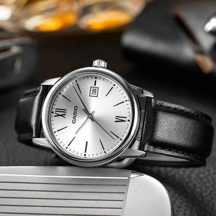 Reloj Casio MTP-V002L-7B3 Correa de Cuero Negro Esfera Blanca Clásico