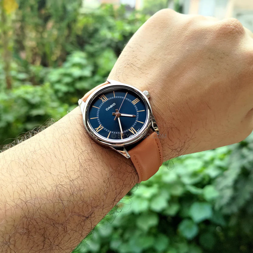 Reloj Casio MTP-V005L-2B5 Correa de Cuero Marrón Esfera Azul Elegante