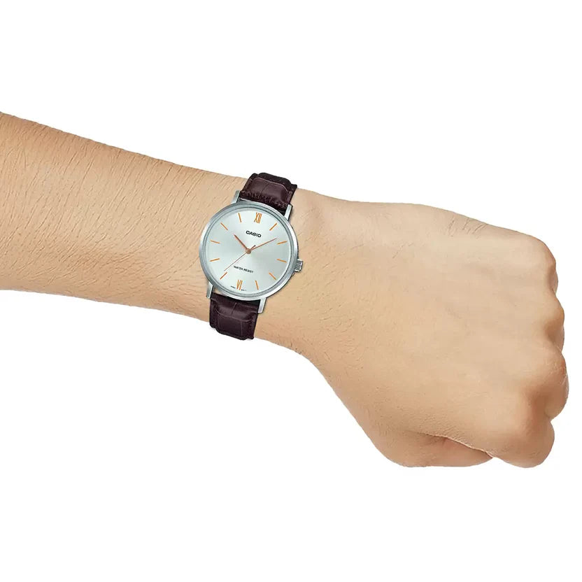 Reloj Casio MTP-VT01L-7B2 Correa de Cuero Negro Esfera Blanca Minimalista